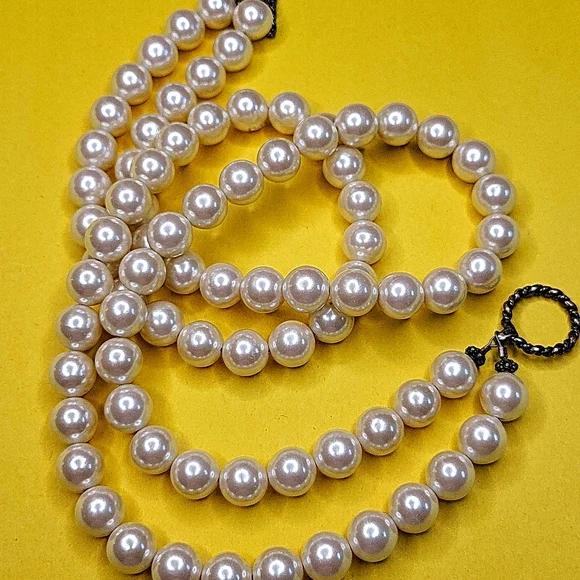 Cream  Necklace - Picture 4 of 5